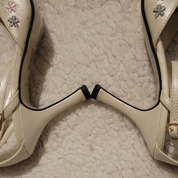 WOMENS PIERRE DUMAS LEATHER POINTED TOE CREAM FLORAL HEELS W/ ANKLE STRAP SZ 7.5 - Picture 16 of 16